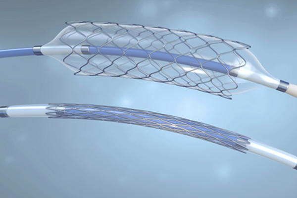 Deflated and inflated stents and balloon catheters, illustration.